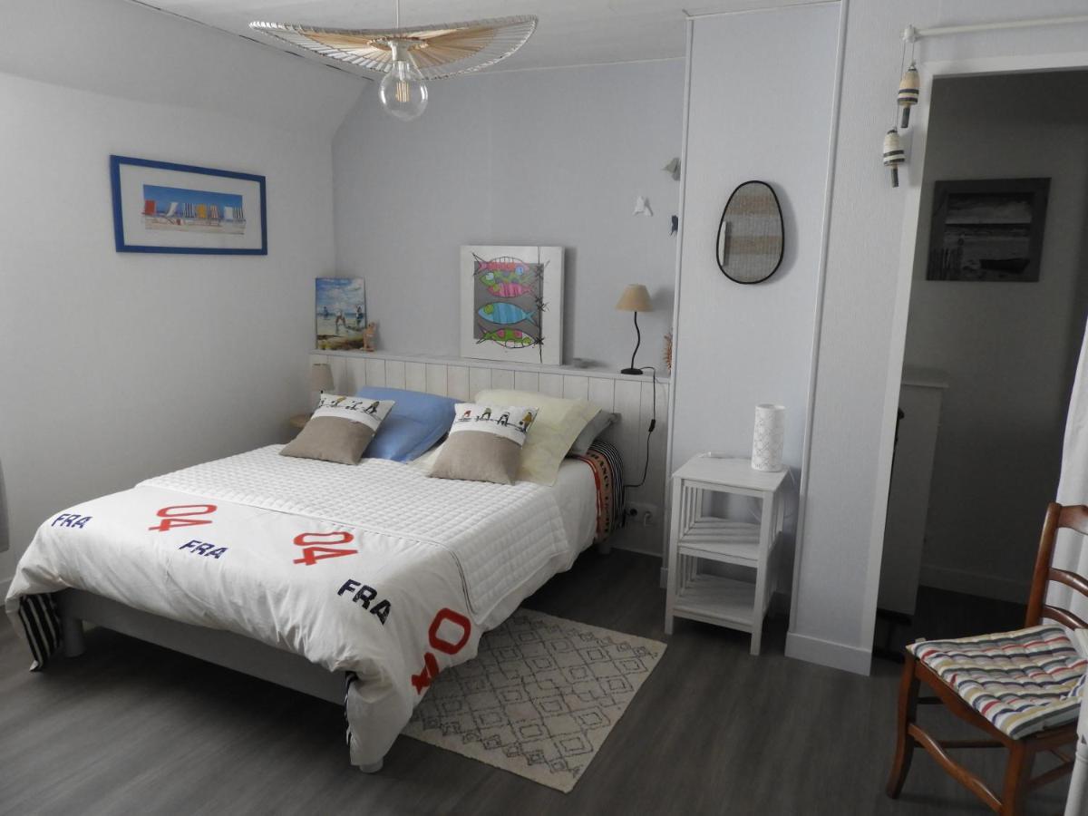 Saint-Guénolé Les Volets Bleus Bed & Breakfast エクステリア 写真