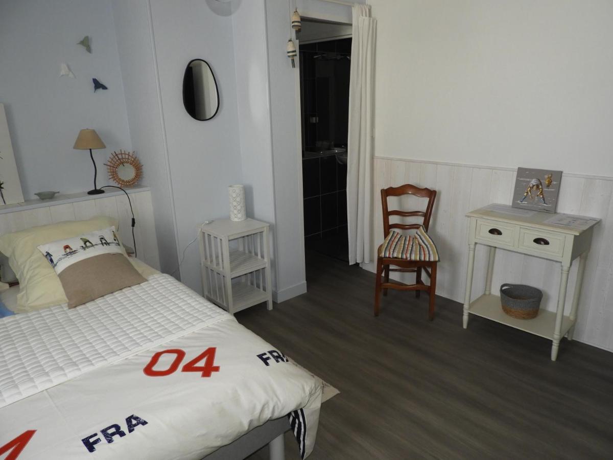 Saint-Guénolé Les Volets Bleus Bed & Breakfast エクステリア 写真