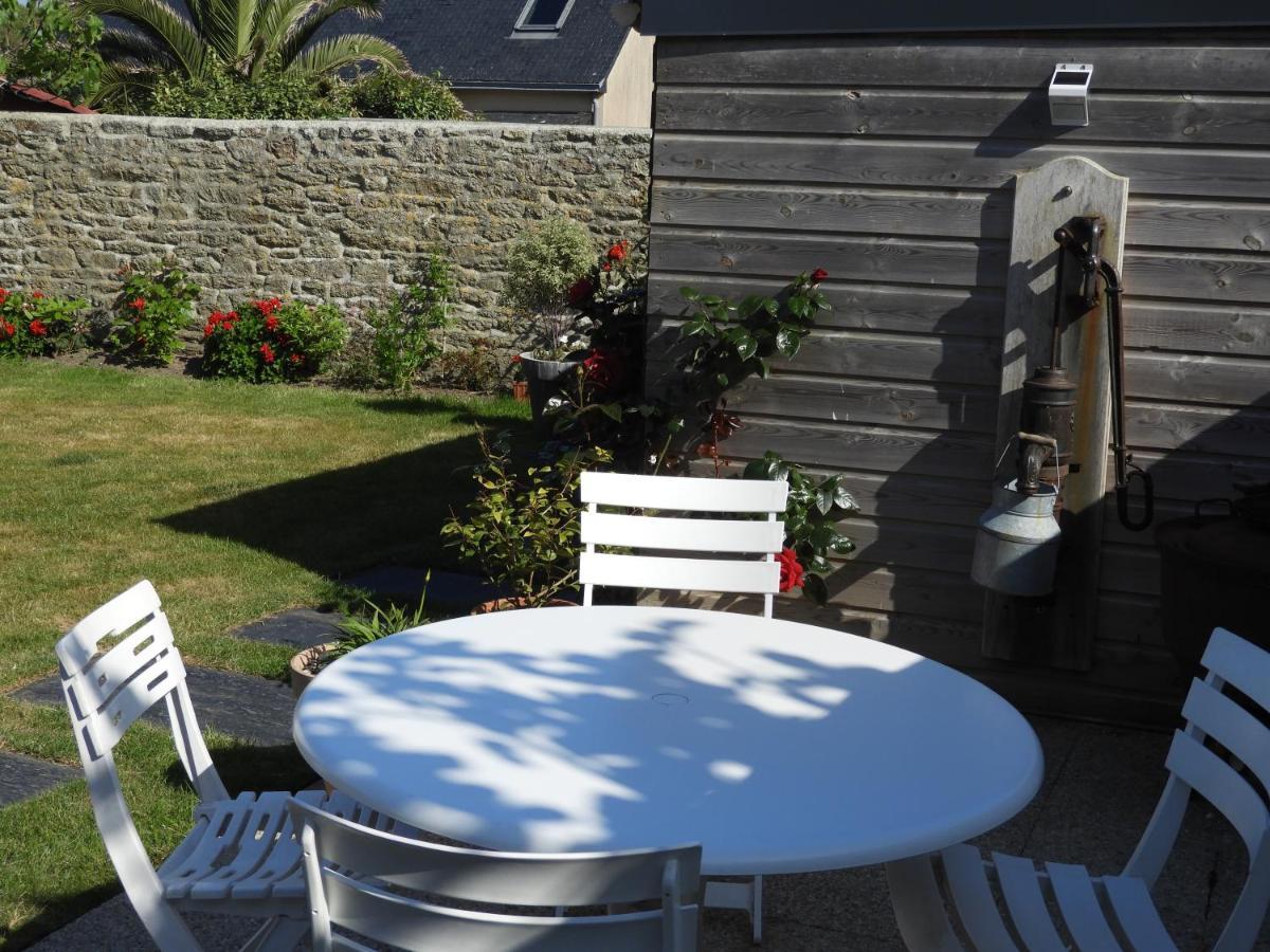 Saint-Guénolé Les Volets Bleus Bed & Breakfast エクステリア 写真